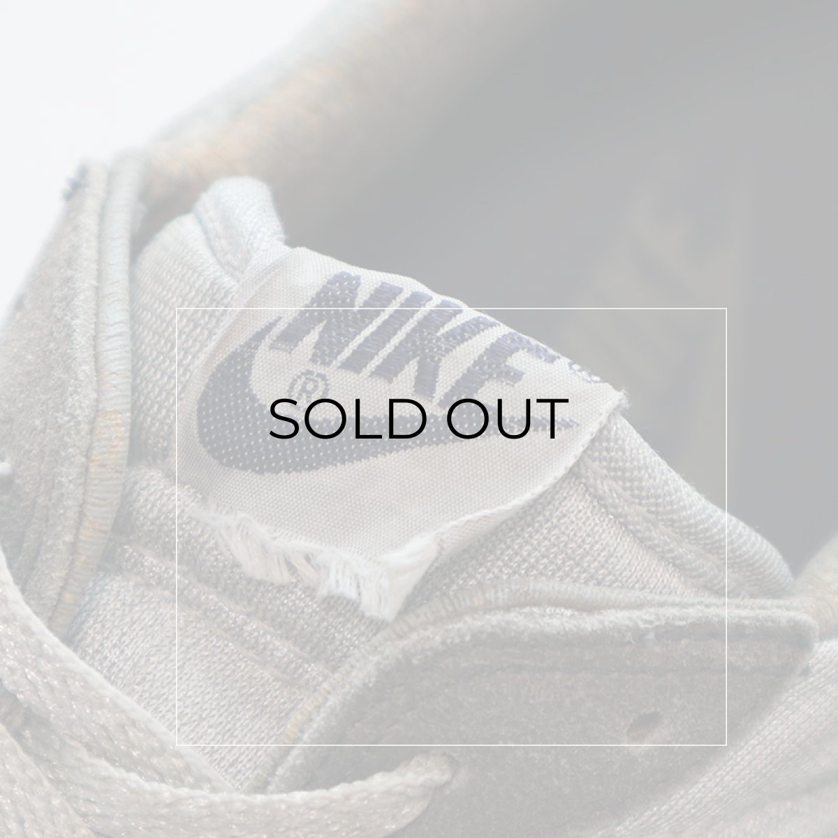 右足ベロのタグがほつれています