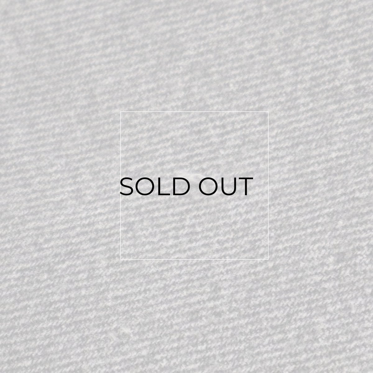 右もも付け根に小さなキズがあります