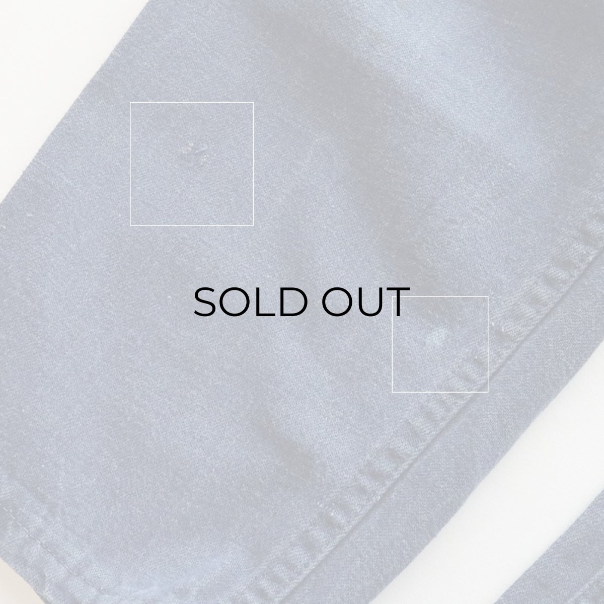 右裾に小さなキズと色抜け