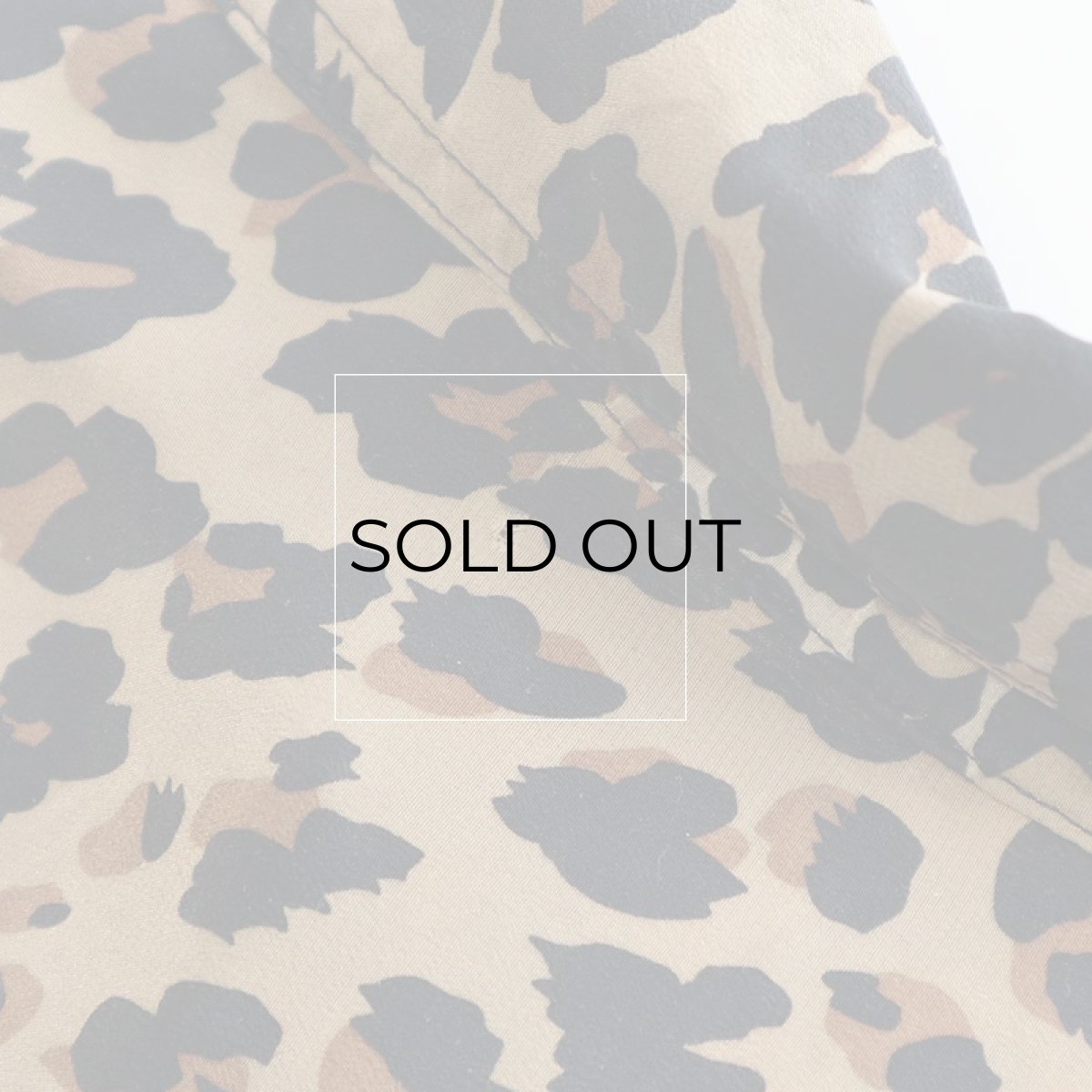 後ろ襟下にキズ