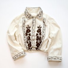画像1: OLD UNKNOWN BRAND COTTON EMBROIDERED CROPPED BLOUSE (1)
