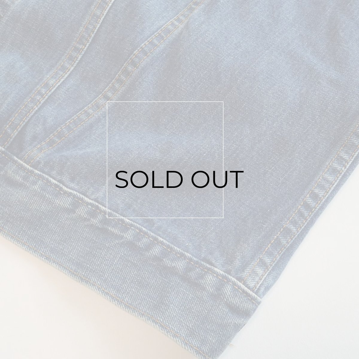 裾にうっすらと小さなシミ