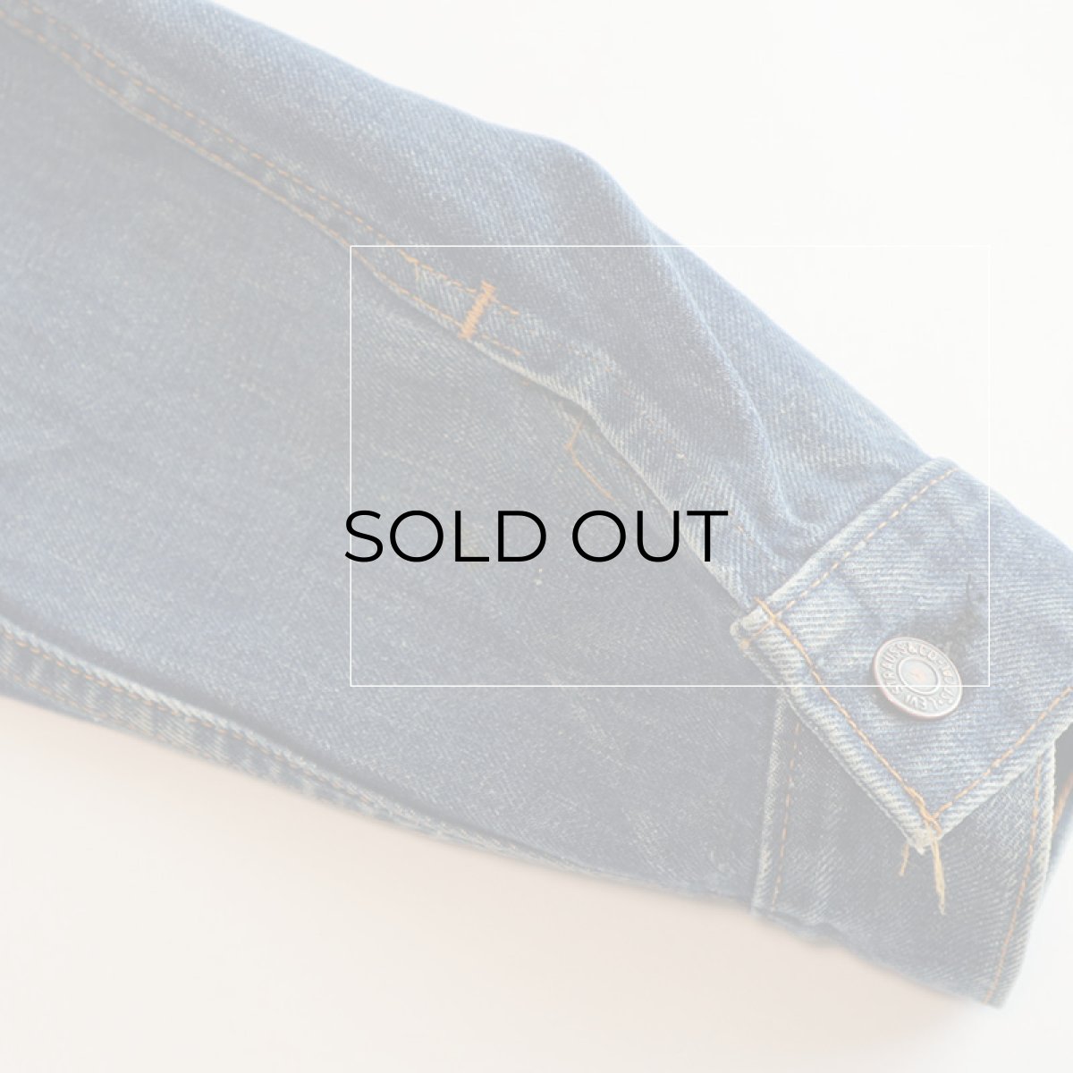 右手首にうっすらと小さなシミ