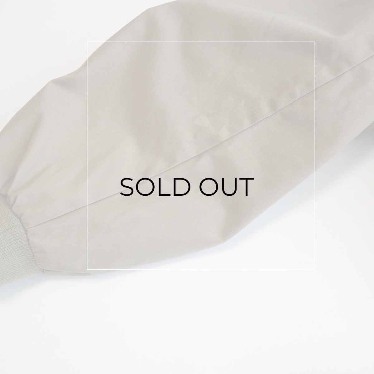 左ひじ付近にうっすらと変色