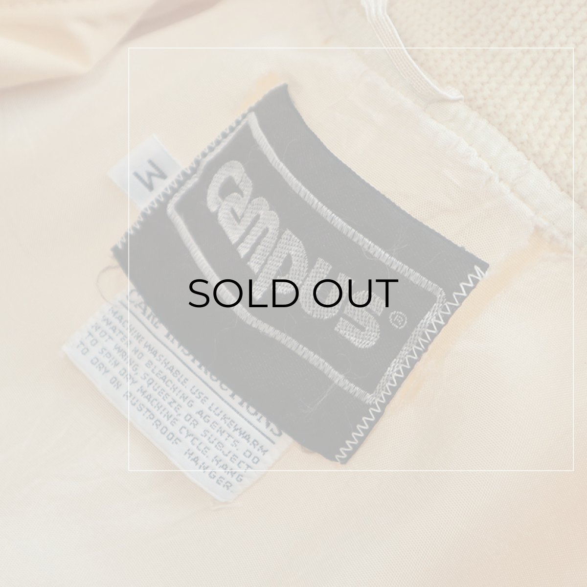 裏地タグ部分に破れ