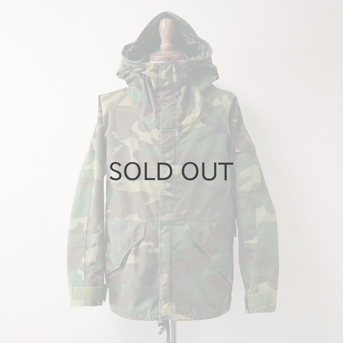 画像1: 80's US ARMY GORE-TEX WOODLAND CAMOUFLAGE EXTENDED COLD WEATHER PARKA "1st type" 【SMALL - SHORT】 (1)