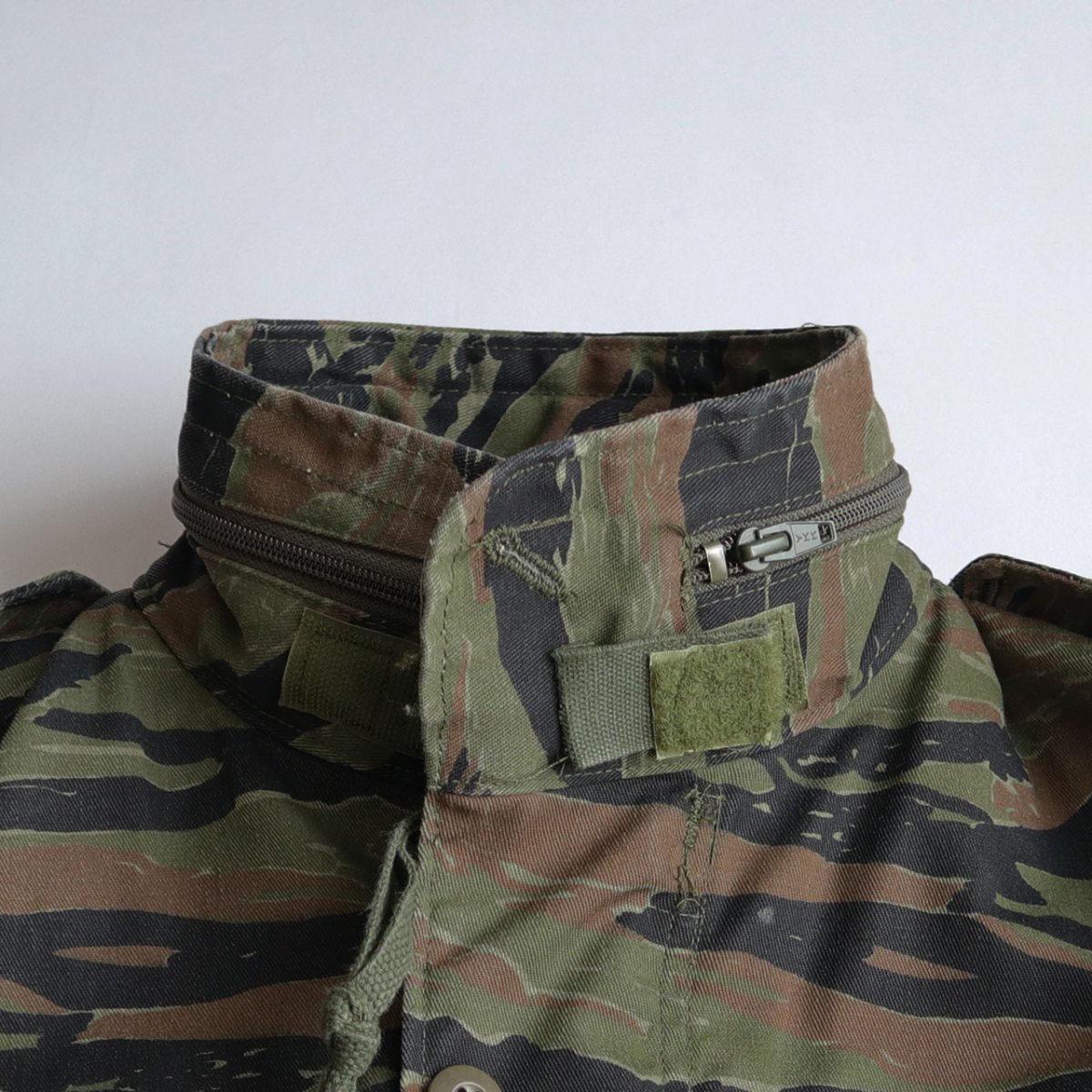 画像10: 〜00's ALPHA M-65 style TIGER STRIPE CAMOUFLAGE FIELD JACKET "MADE IN USA" 【SIZE : SMALL-REGULAR】 (10)