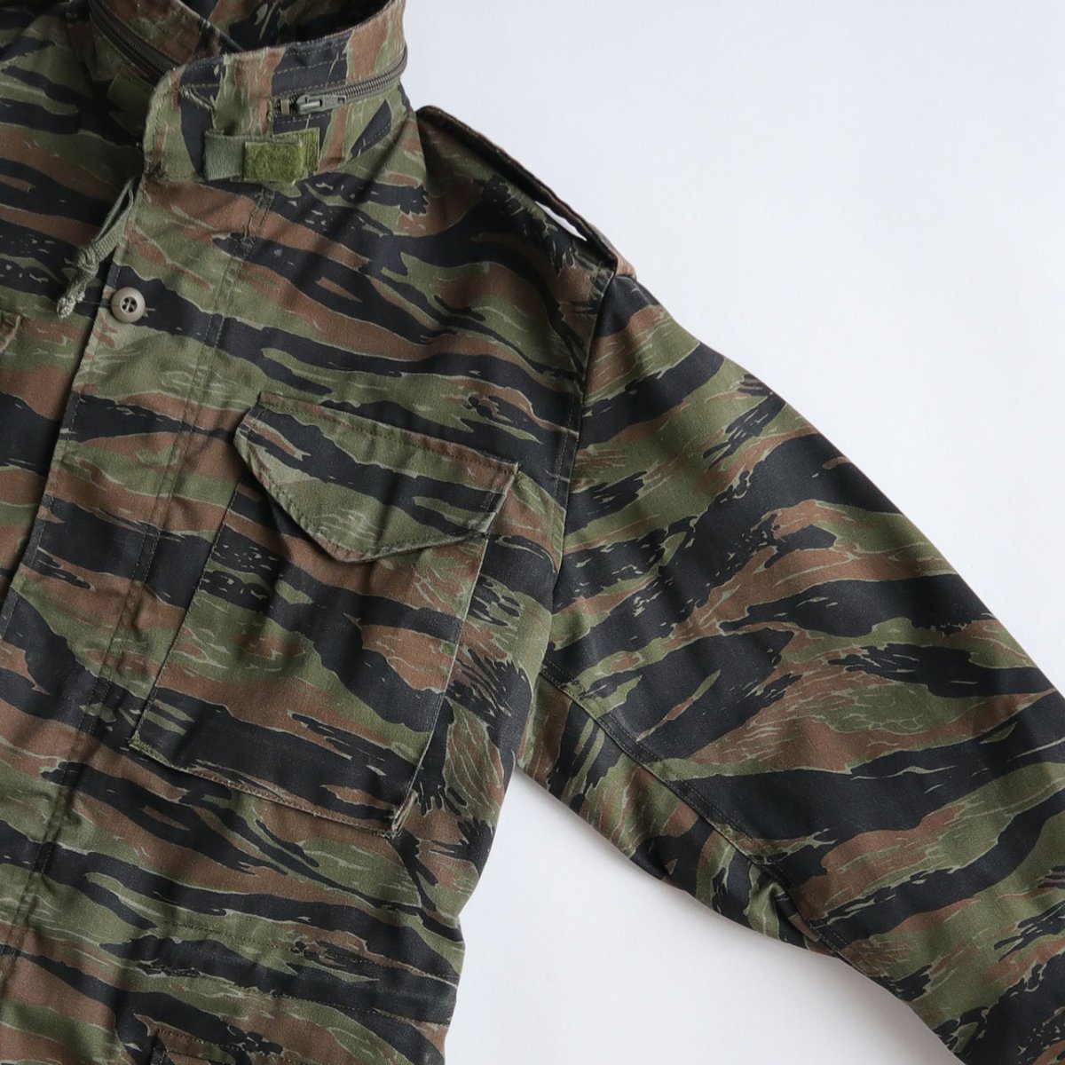 画像4: 〜00's ALPHA M-65 style TIGER STRIPE CAMOUFLAGE FIELD JACKET "MADE IN USA" 【SIZE : SMALL-REGULAR】 (4)