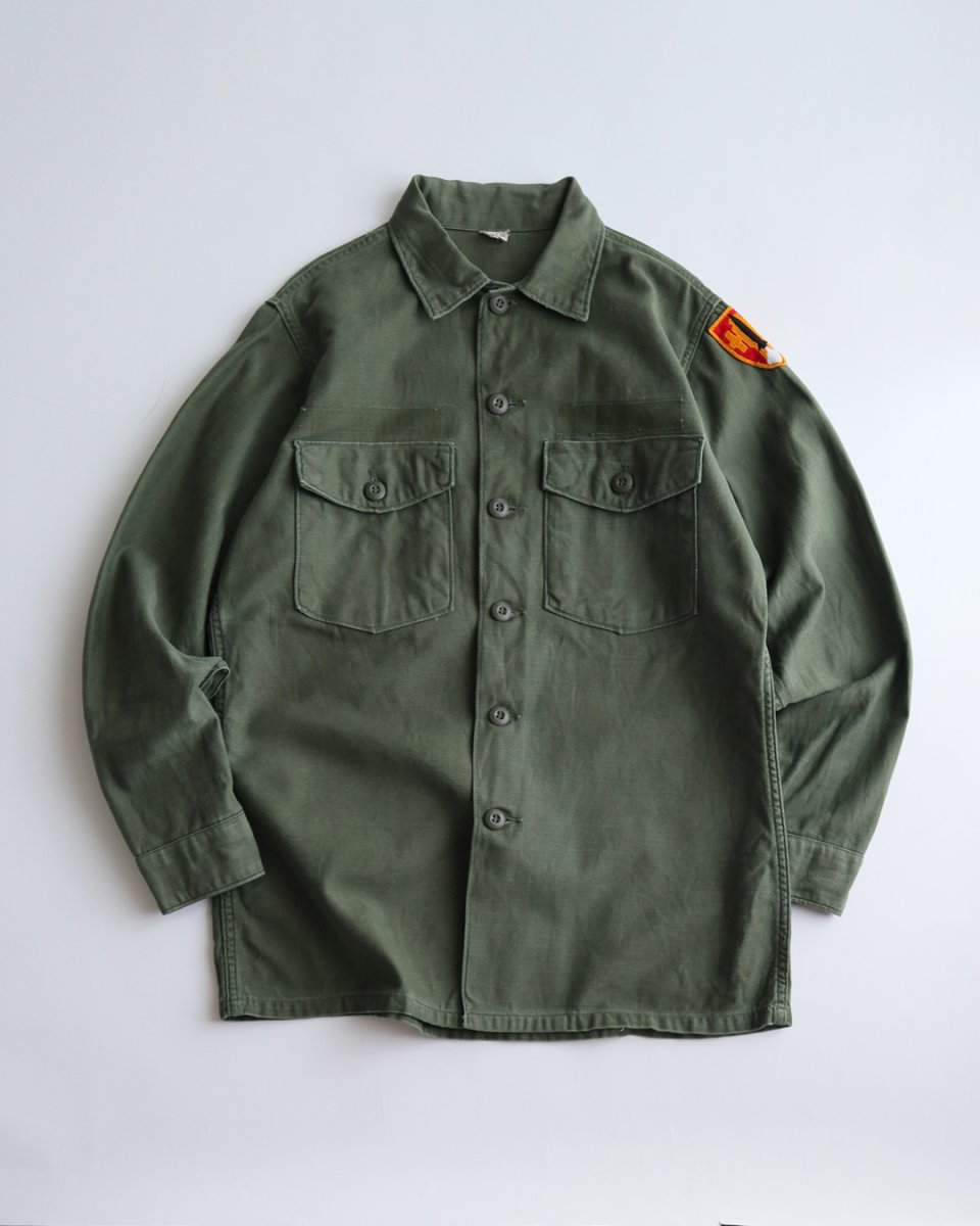 画像1: 60's US ARMY COTTON SATEEN UTILITY SHIRT JACKET with PATCH (1)