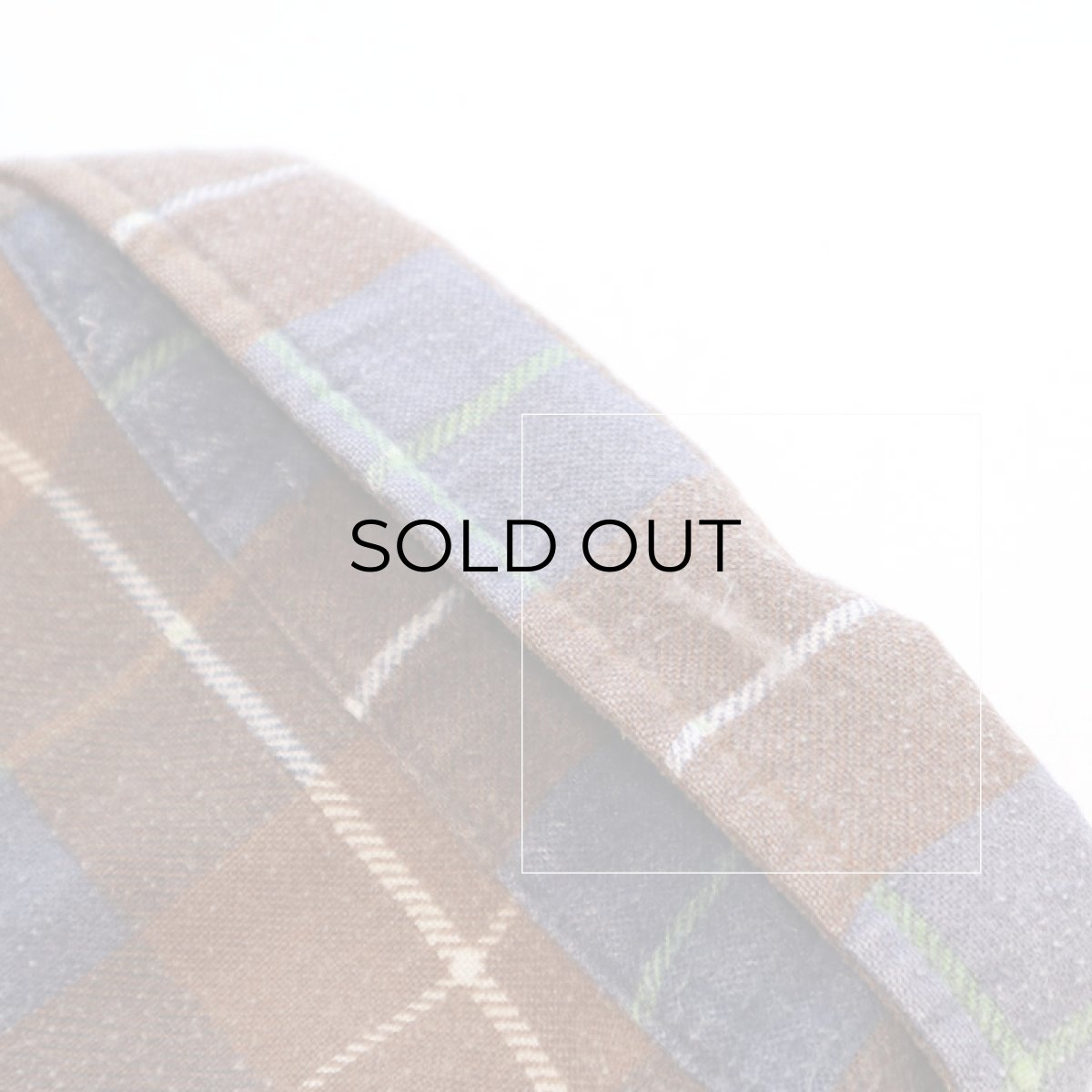 襟に小さなキズがあります