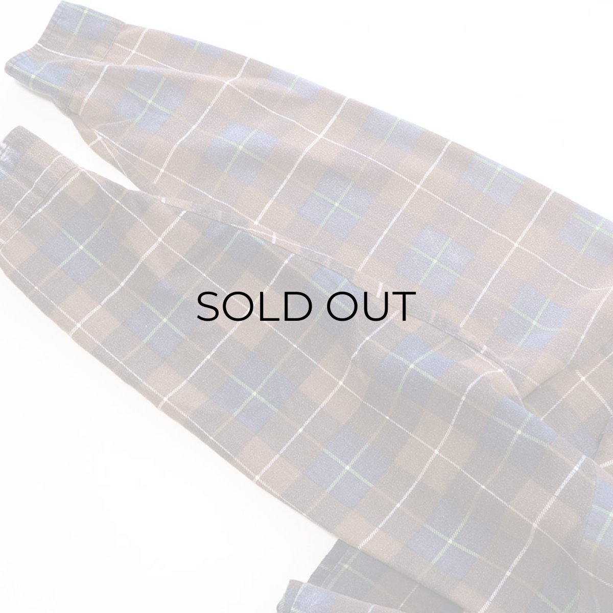 右袖と左袖では右袖の方が色が抜けています