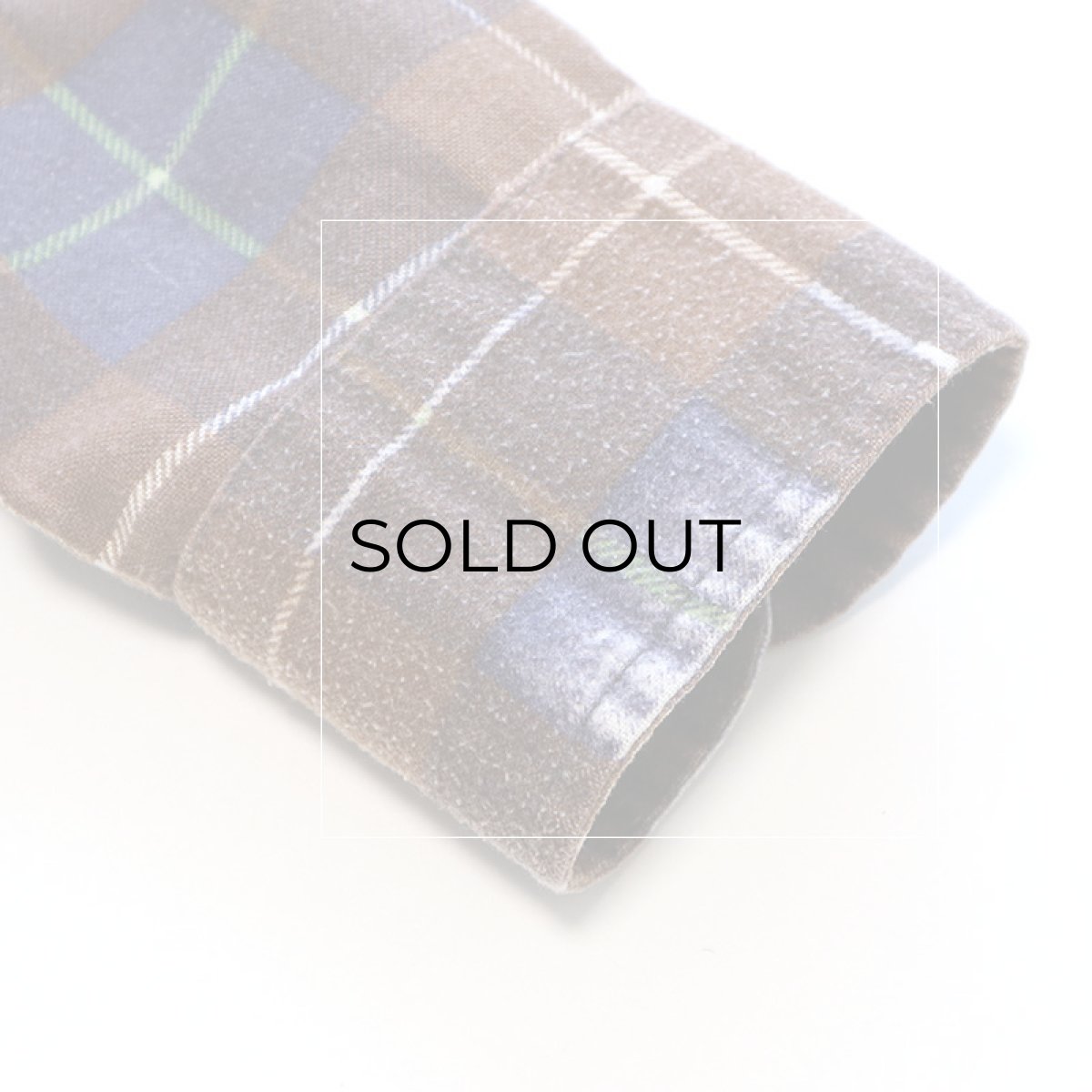 左袖口に擦れたような色落ちした部分があります