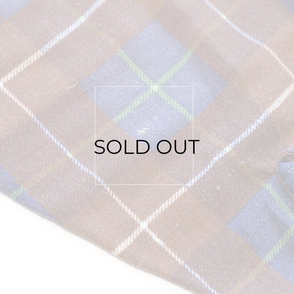 右袖肘付近に小さな汚れがあります