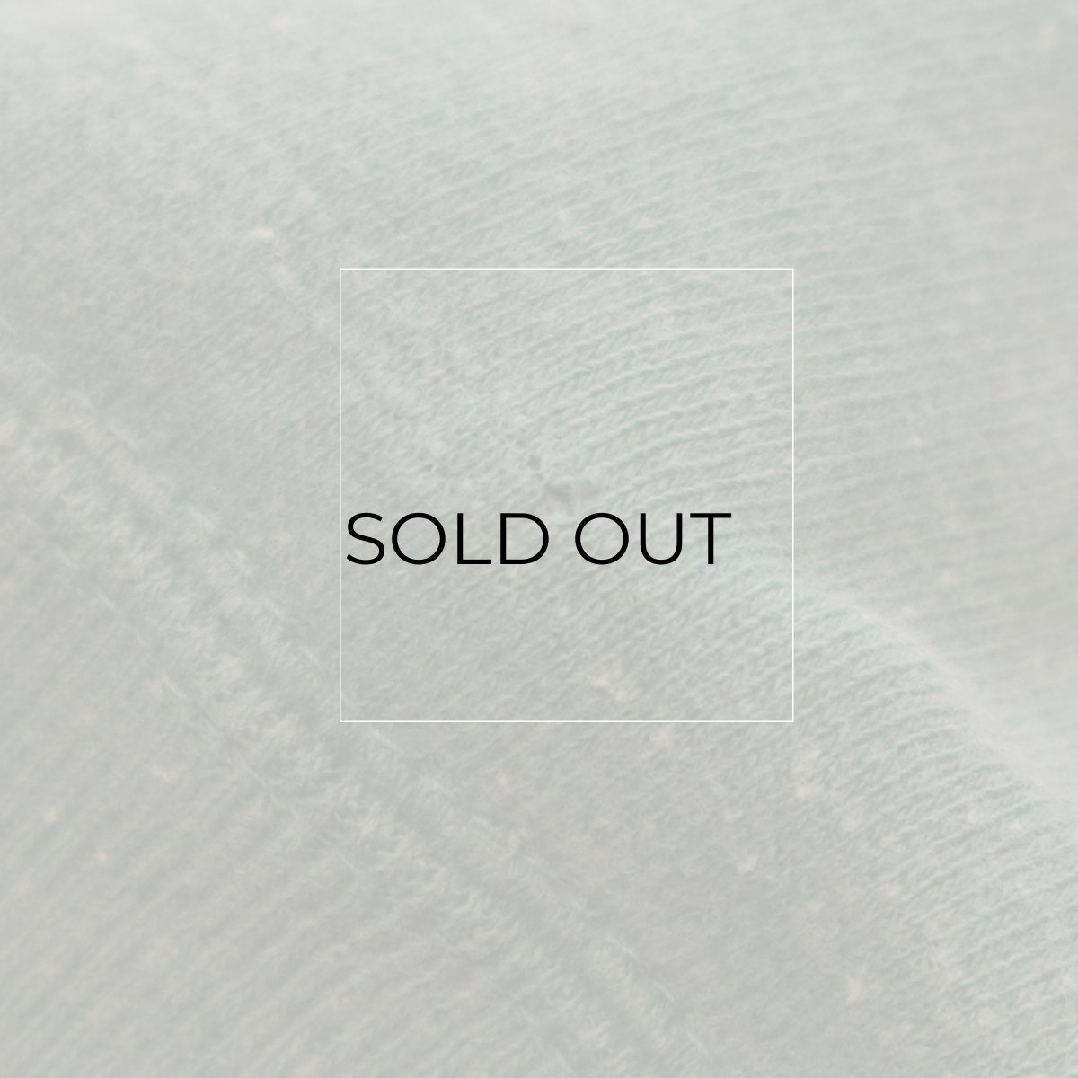 裾上に小さなキズがあります