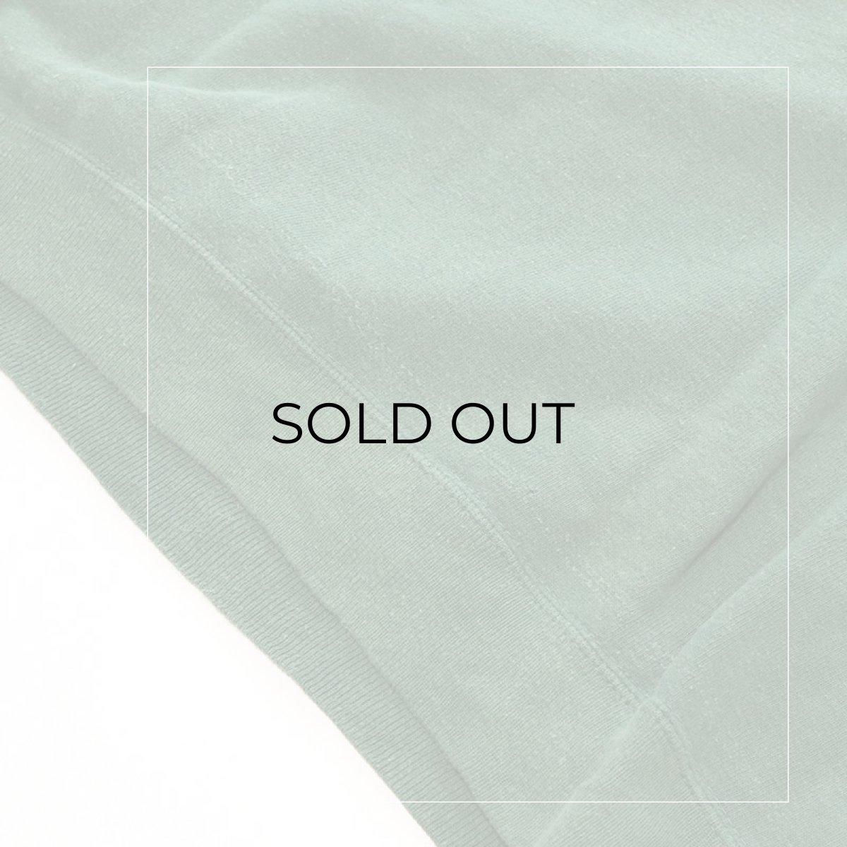 裾の上付近にステッチを外したような跡があります