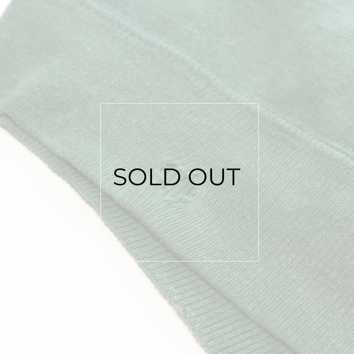 裾リブ後ろにキズがあります