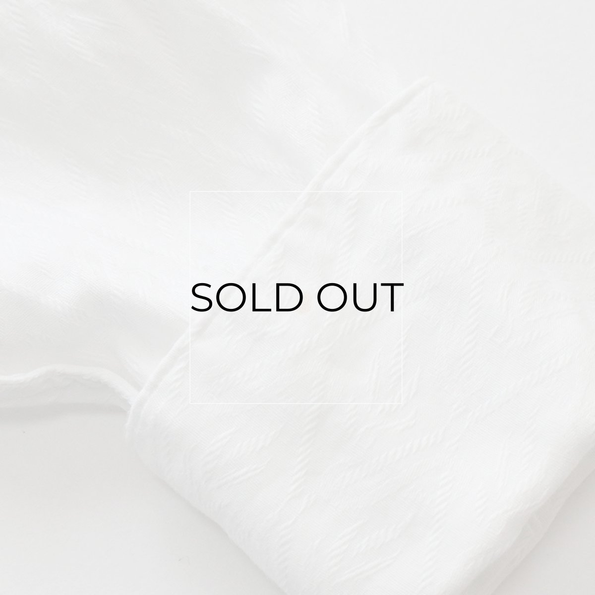 左袖口にシミがあります