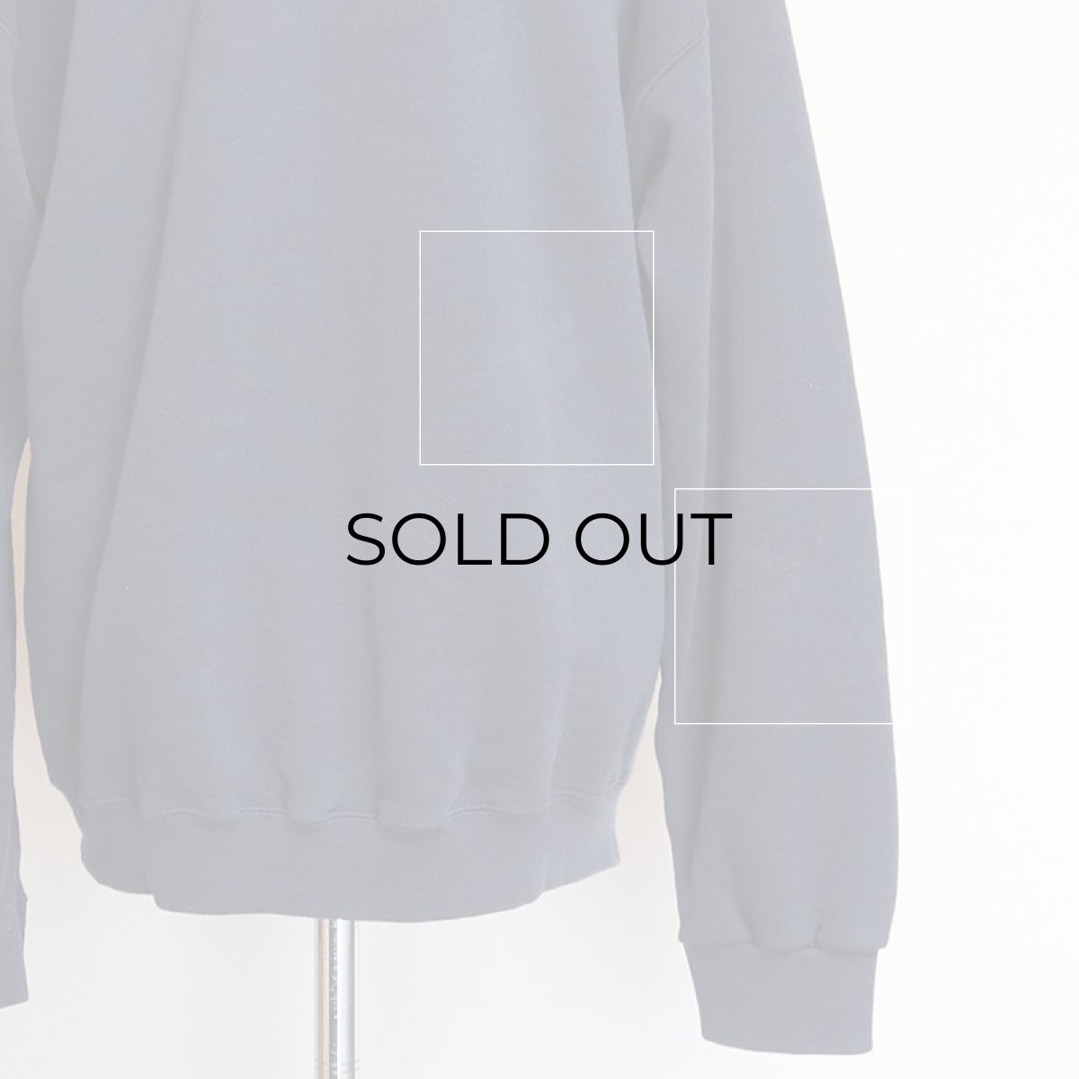 右肘と背中に薄っすらと汚れがあります