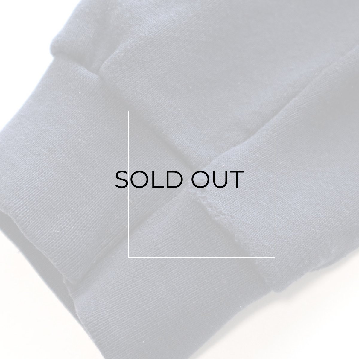 右袖口リブ付け根付近に小さなキズがあります