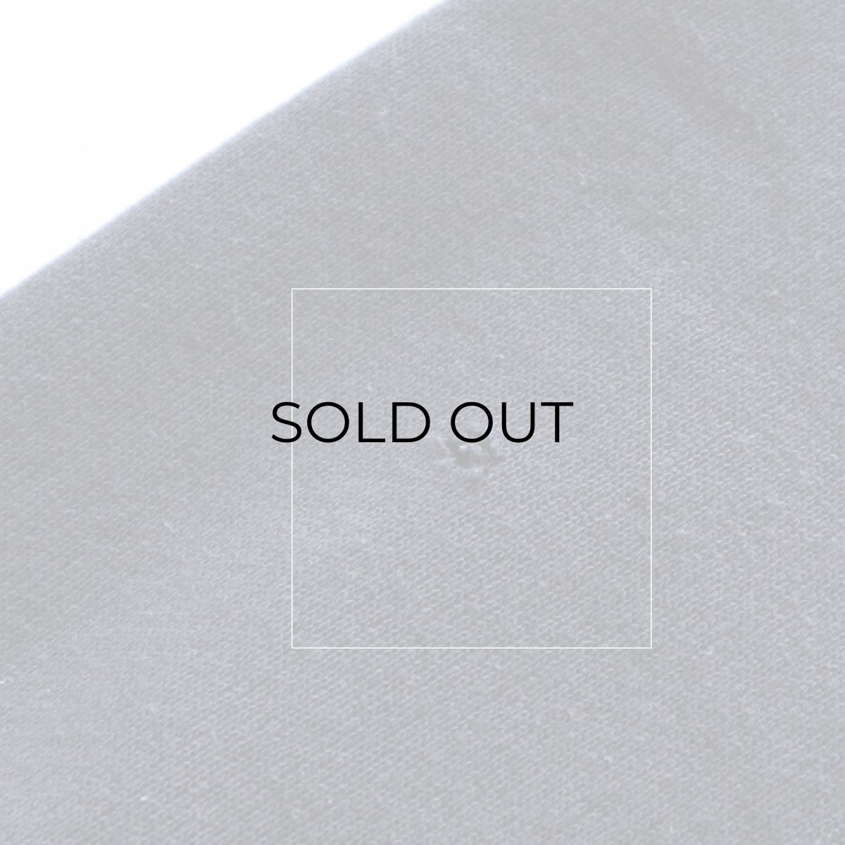 右手首付近に小さなキズがあります