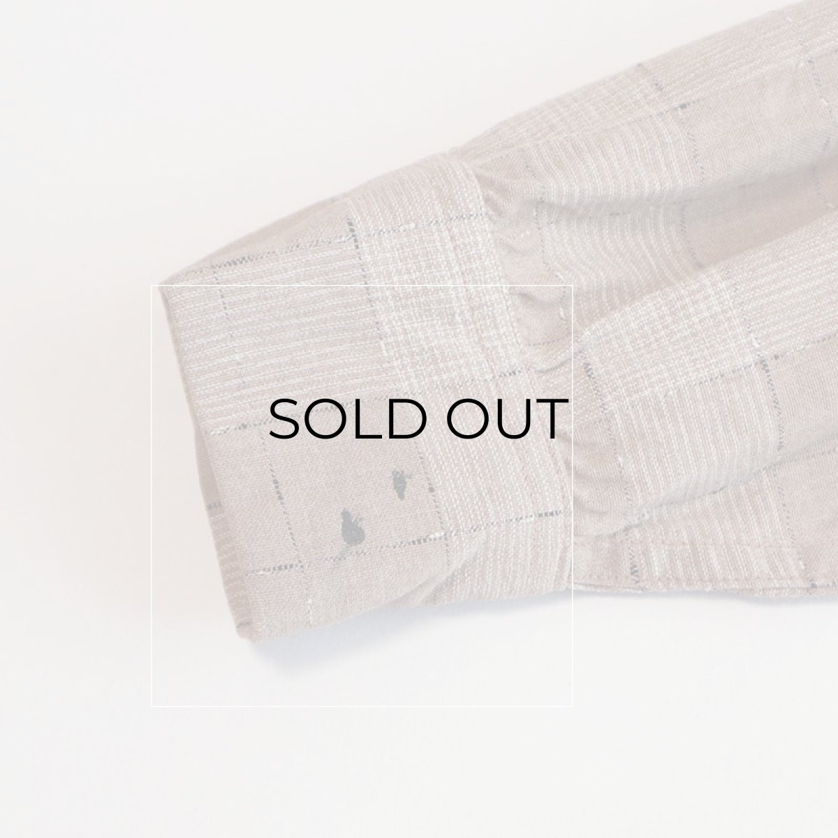 右袖口に黒いシミ