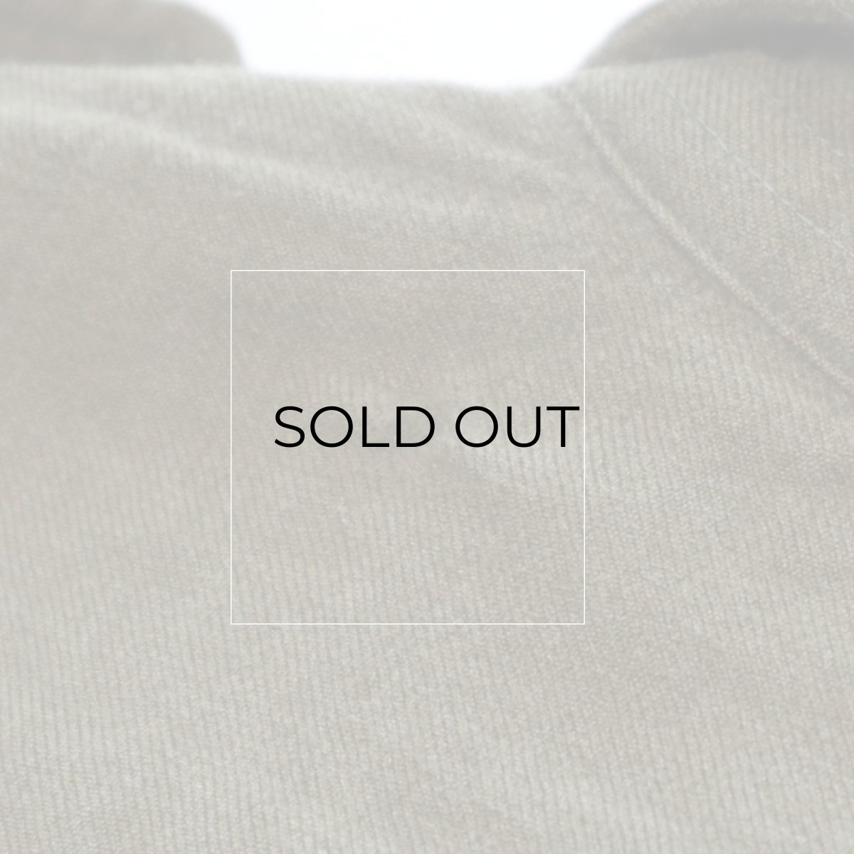 背中側左肩に小さなキズ