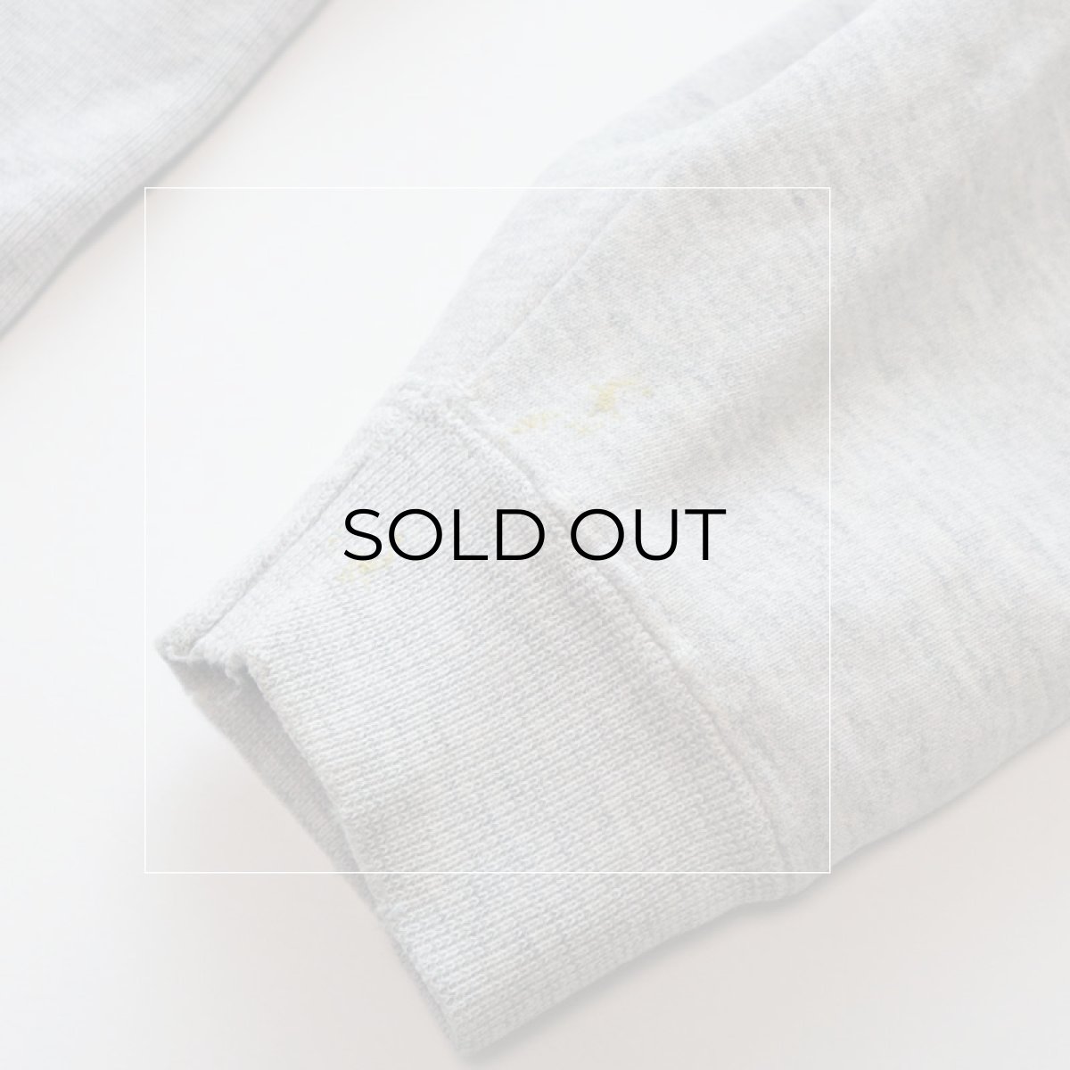 左袖口に擦れと汚れ