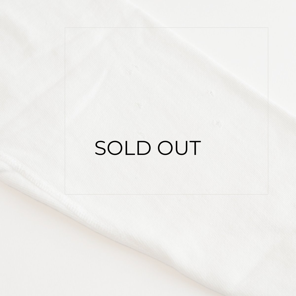 右ひじ付近に数か所キズ