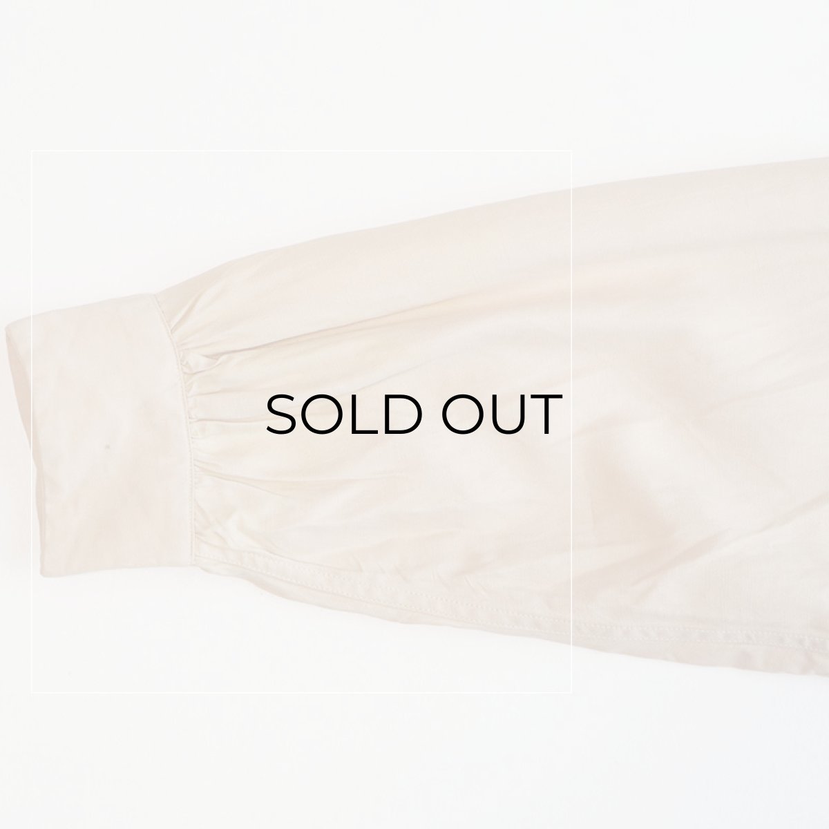 右袖口付近に変色・汚れ