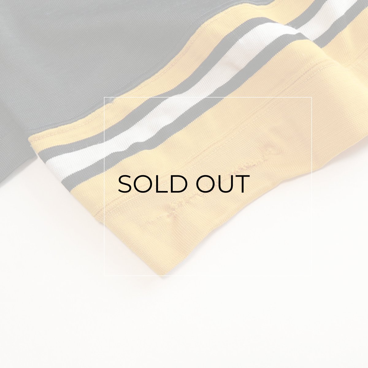 裾後ろに補修あとあり