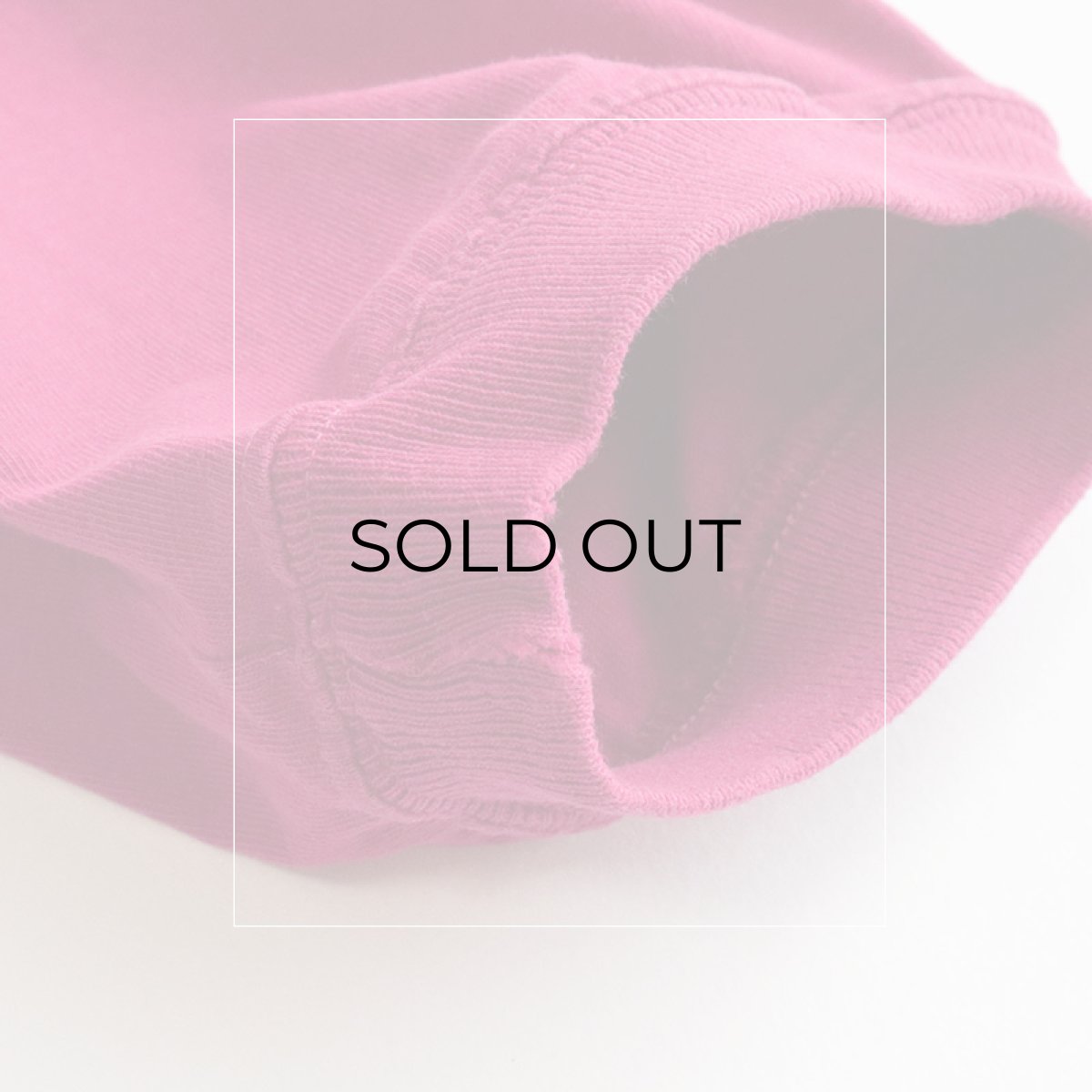 >左袖口に小さな擦れ