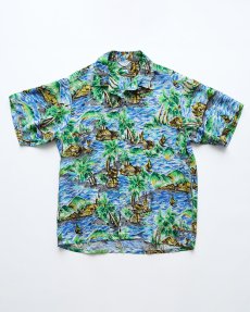 画像1: 60's UNKNOWN BRAND RAYON ALL OVER PATTERN S/S LOOP COLLAR HAWAIIAN SHIRT "MADE IN JAPAN" "MINT CONDITION" (1)