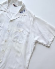 画像3: 〜60's 301 WHITE RAYON BACK EMBROIDERED S/S LOOP COLLAR BOWLING SHIRT "Miss Chipper" (3)