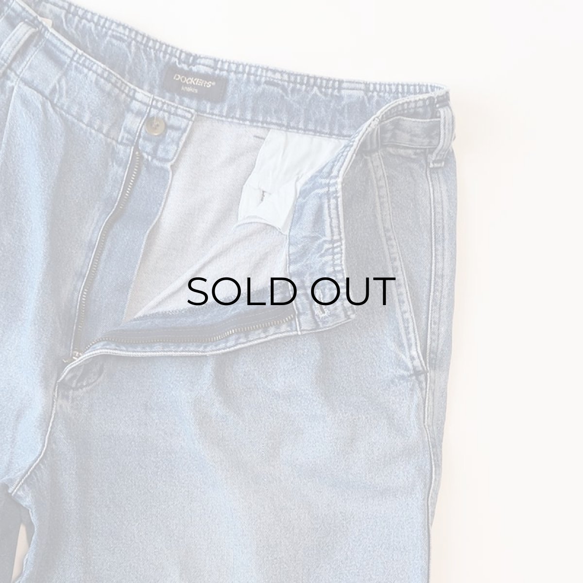 画像4: 90's DOCKERS COTTON DENIM TUCK SHORTS 【W35 程度】 (4)