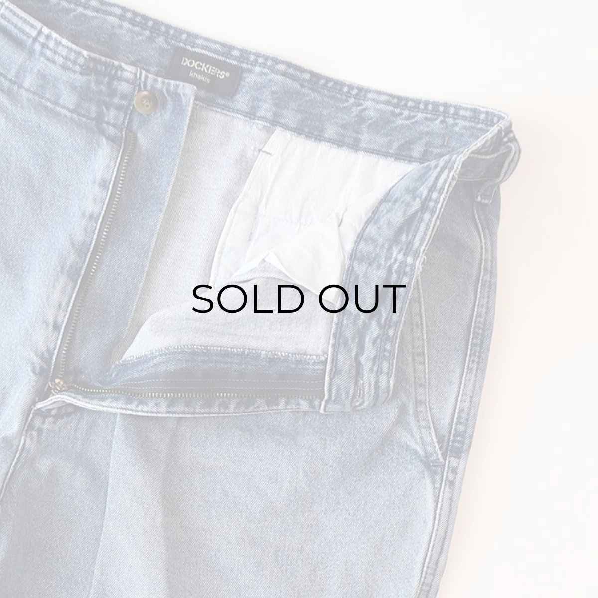 画像4: 90's DOCKERS COTTON DENIM TUCK SHORTS 【W36 程度】 (4)