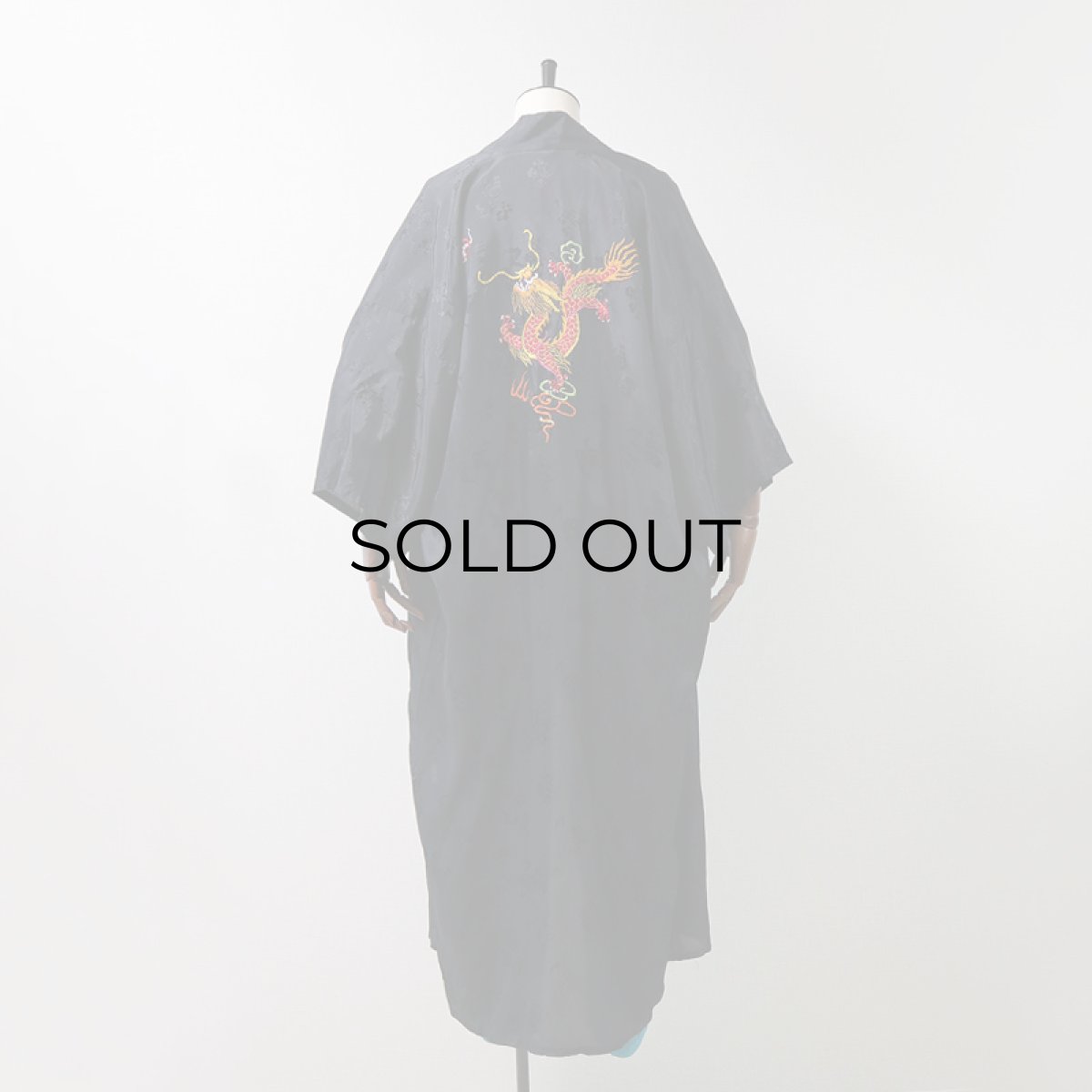 画像11: VINTAGE UNKNOWN BRAND SILK EMBROIDERED SOUVENIR GOWN (11)