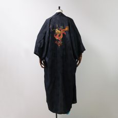 画像11: VINTAGE UNKNOWN BRAND SILK EMBROIDERED SOUVENIR GOWN (11)