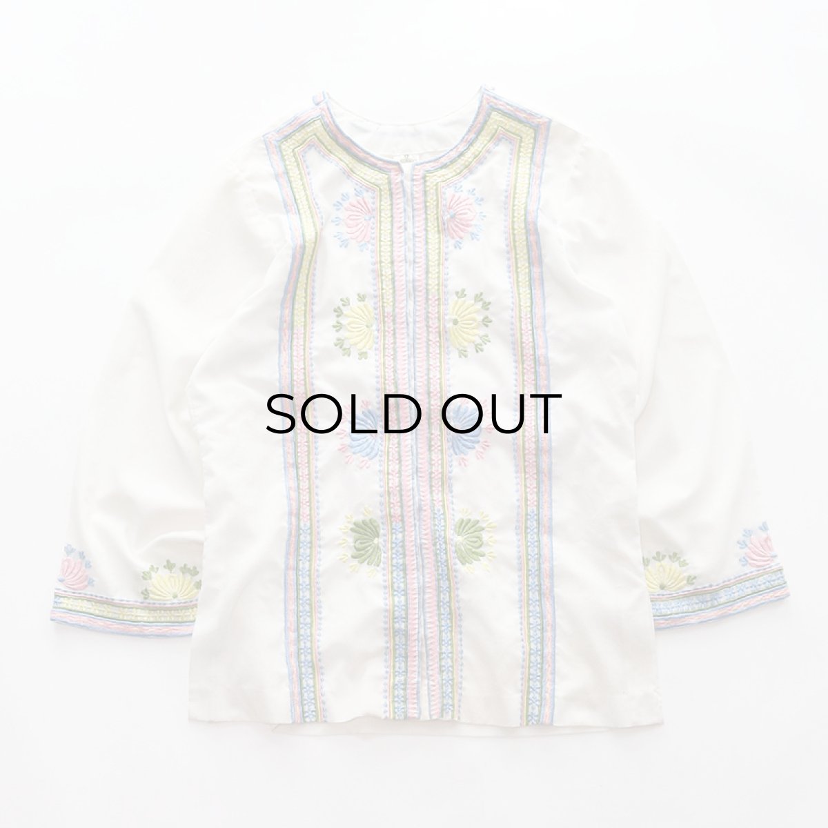 画像1: OLD VELOSO'S EMBROIDERED COLLARLESS BLOUSE (1)