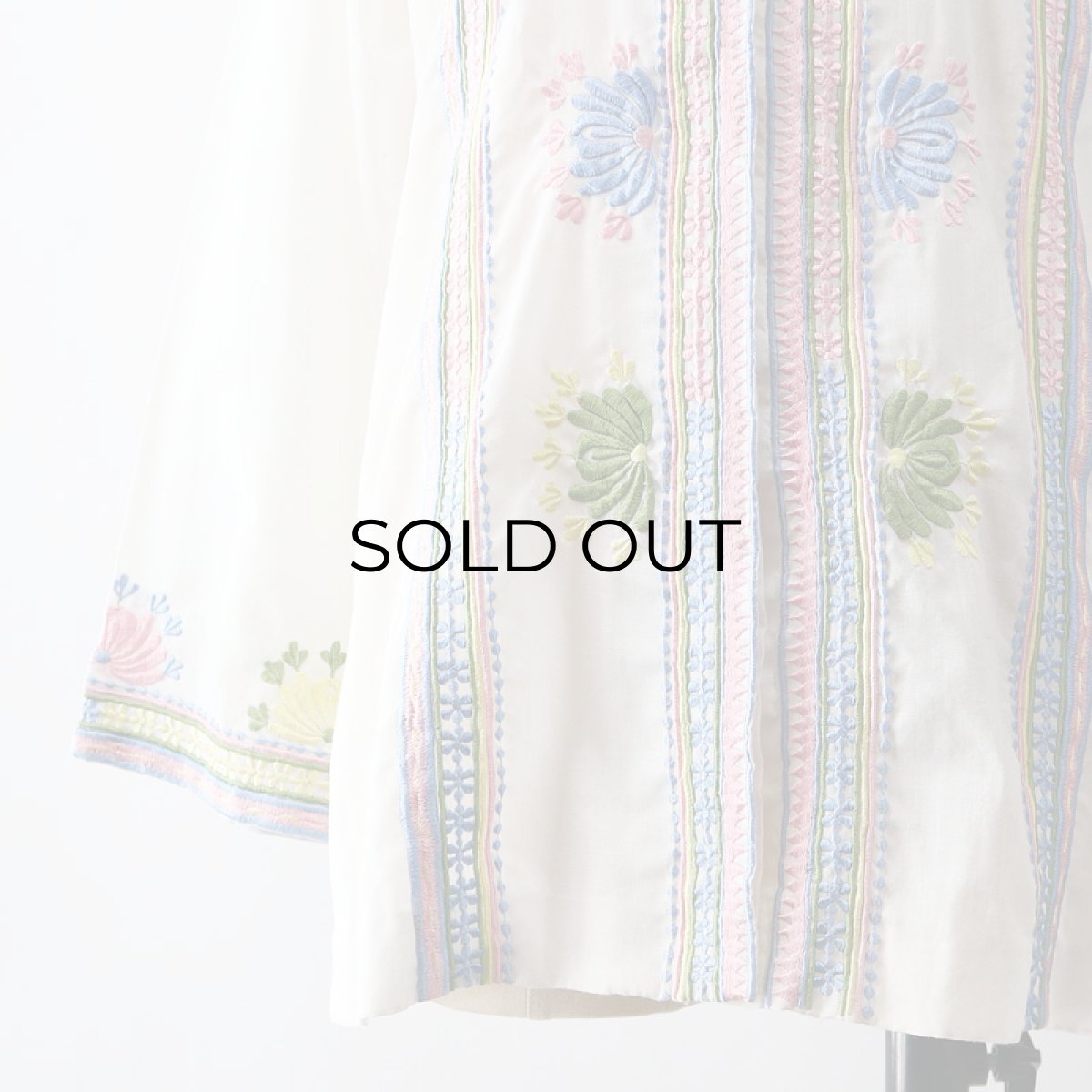 画像17: OLD VELOSO'S EMBROIDERED COLLARLESS BLOUSE (17)