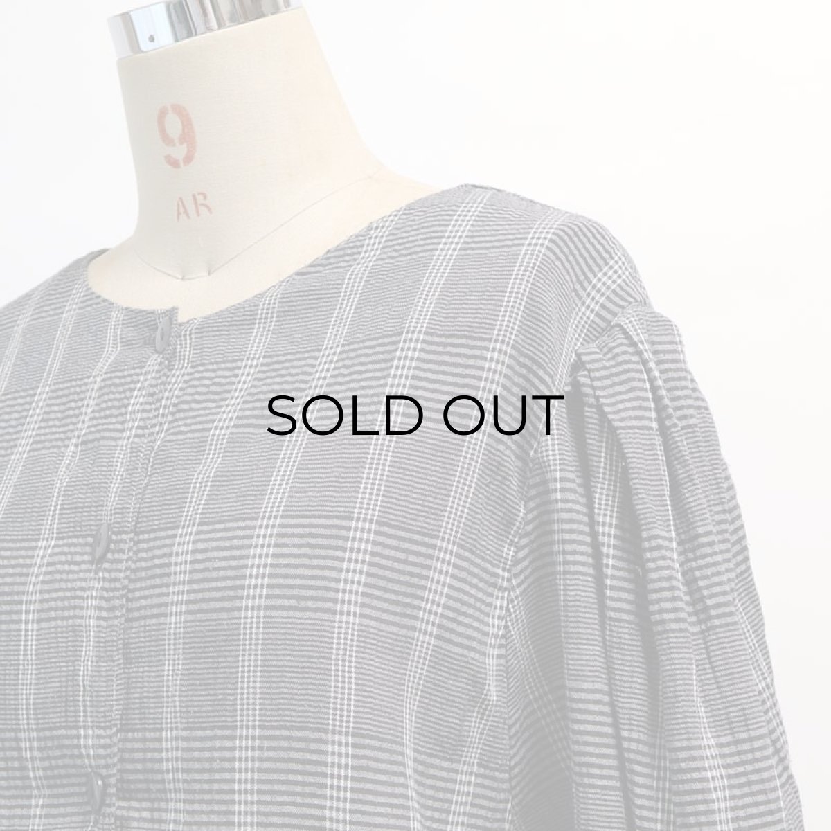 画像8: OLD UNKNOWN BRAND COTTON CHECK TUCK SLEEVE COLLARLESS BLOUSE (8)