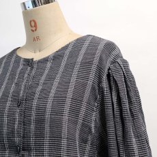 画像8: OLD UNKNOWN BRAND COTTON CHECK TUCK SLEEVE COLLARLESS BLOUSE (8)