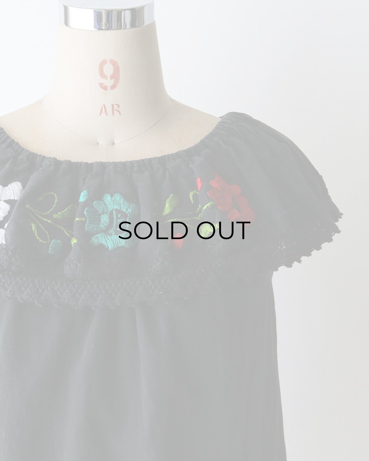 画像1: OLD UNKNOWN BRAND COTTON EMBROIDERED FRILL COLLAR N/S TOP (1)