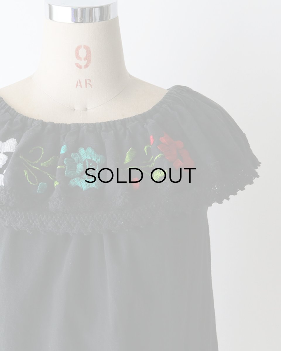 画像1: OLD UNKNOWN BRAND COTTON EMBROIDERED FRILL COLLAR N/S TOP (1)