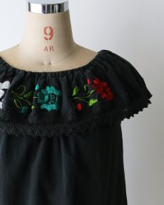 画像1: OLD UNKNOWN BRAND COTTON EMBROIDERED FRILL COLLAR N/S TOP (1)