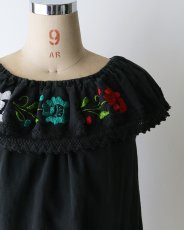 画像1: OLD UNKNOWN BRAND COTTON EMBROIDERED FRILL COLLAR N/S TOP (1)