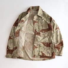 画像2: 〜90's US ARMY COTTON NYLON DESERT CAMOUFLAGE COMBAT JACKET【SIZE : MEDIUM-REGULAR】 (2)