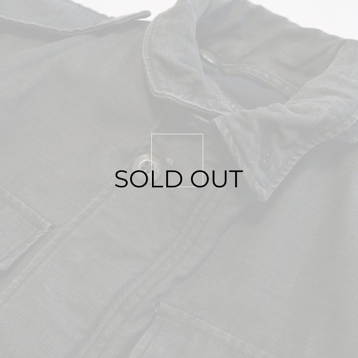 前立て襟下部分にペンキのような汚れ