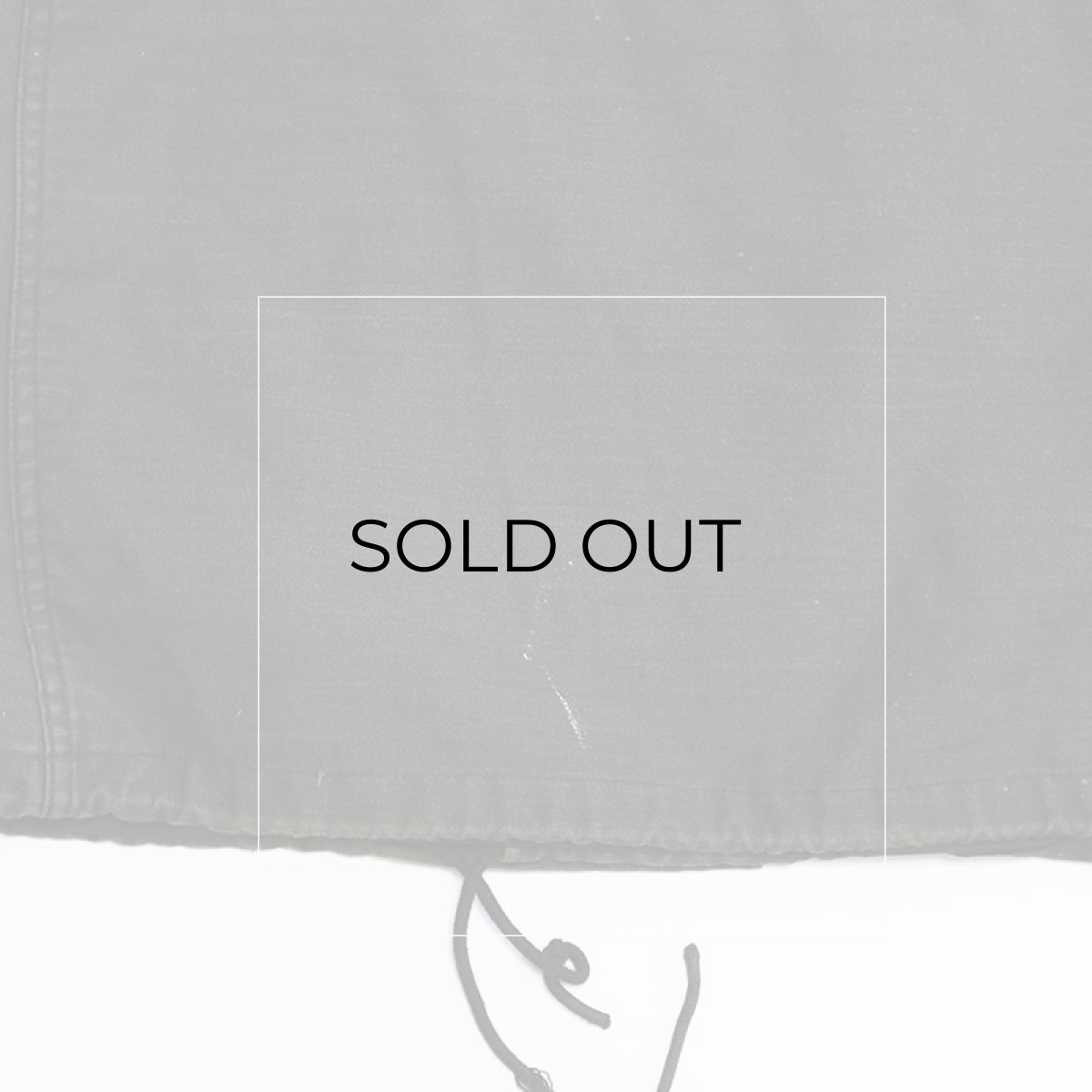 後ろ裾にペンキのような汚れ