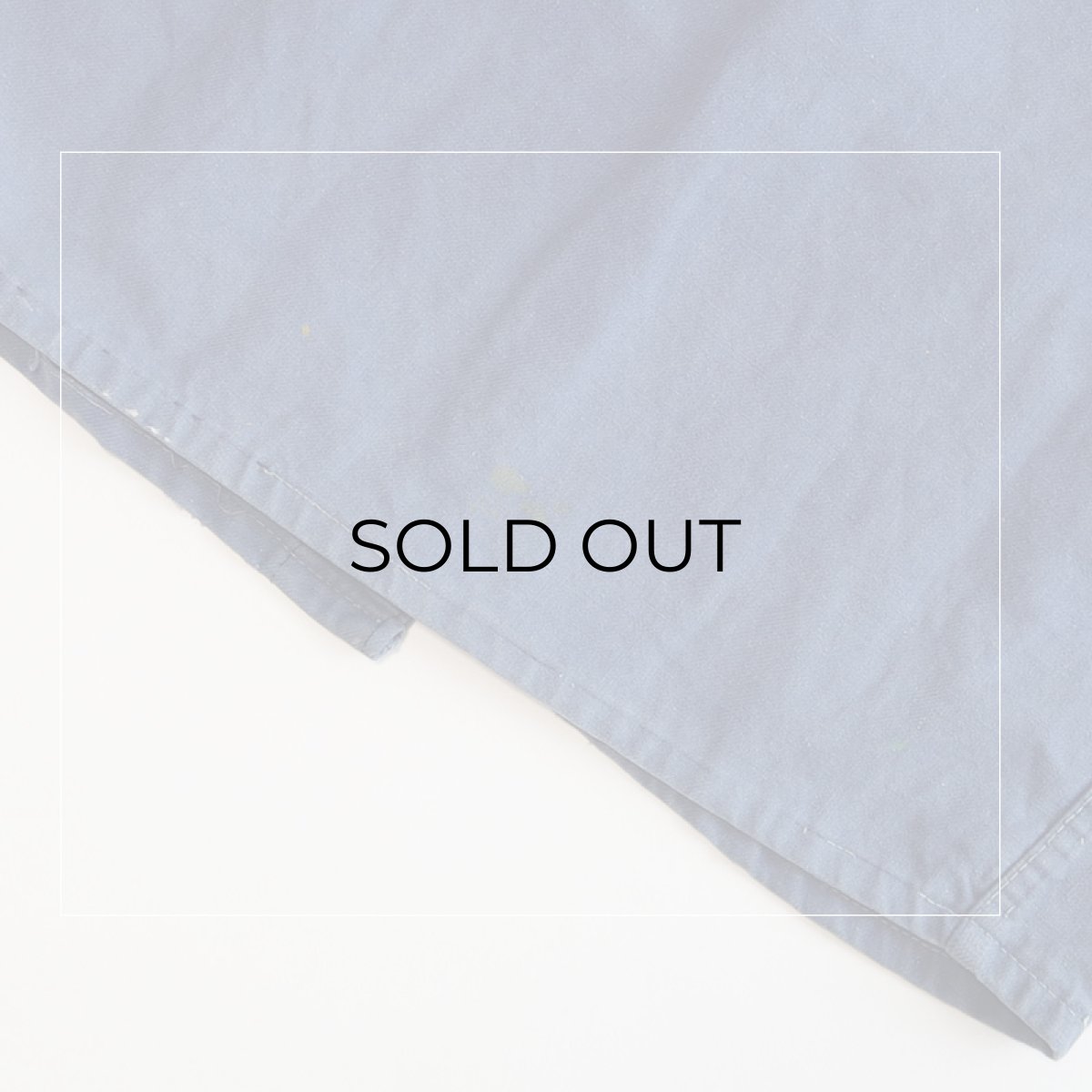 右横裾付近に黒いペンキのような汚れ