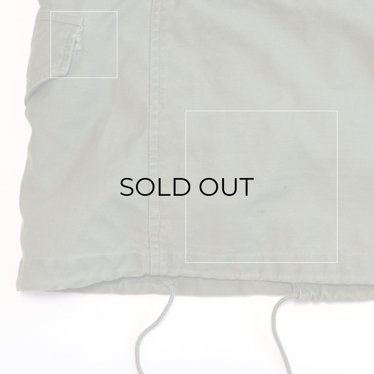 背中裾に小さな黒いシミ・左ポケット口にほつれ